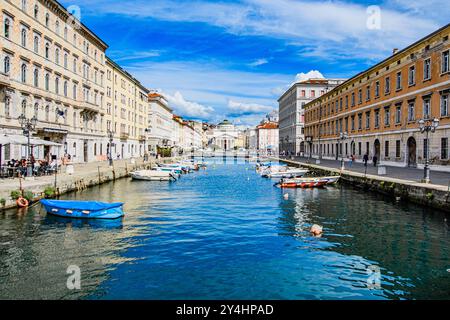 TRIESTE, ITALIA – 29 MAGGIO 2024: Canal grande. Questo pittoresco canale di Trieste è caratterizzato da edifici storici e barche, che creano un suggestivo e suggestivo c Foto Stock