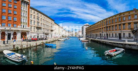 TRIESTE, ITALIA – 29 MAGGIO 2024: Canal grande. Questo pittoresco canale di Trieste è caratterizzato da edifici storici e barche, che creano un suggestivo e suggestivo c Foto Stock