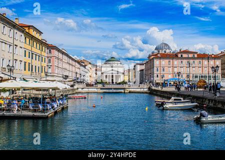 TRIESTE, ITALIA – 29 MAGGIO 2024: Canal grande. Questo pittoresco canale di Trieste è caratterizzato da edifici storici e barche, che creano un suggestivo e suggestivo c Foto Stock