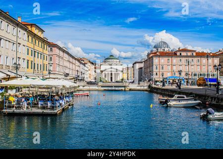 TRIESTE, ITALIA – 29 MAGGIO 2024: Canal grande. Questo pittoresco canale di Trieste è caratterizzato da edifici storici e barche, che creano un suggestivo e suggestivo c Foto Stock