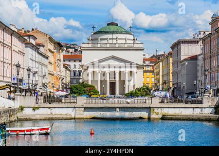 TRIESTE, ITALIA - 29 MAGGIO 2024: Canal grande e Chiesa di Sant'Antonio nuovo. Questo canale panoramico è completato dall'architettura distintiva della chiesa Foto Stock