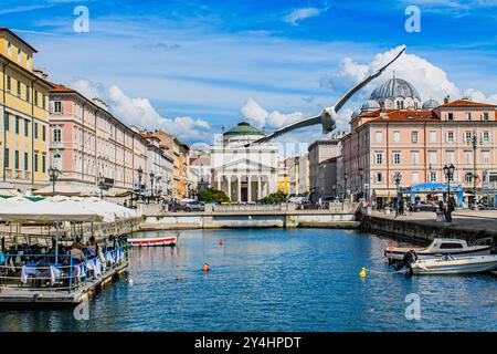 TRIESTE, ITALIA - 29 MAGGIO 2024: Canal grande e Chiesa di Sant'Antonio nuovo. Questo canale panoramico è completato dall'architettura distintiva della chiesa Foto Stock