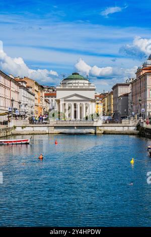 TRIESTE, ITALIA - 29 MAGGIO 2024: Canal grande e Chiesa di Sant'Antonio nuovo. Questo canale panoramico è completato dall'architettura distintiva della chiesa Foto Stock