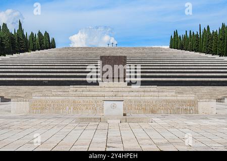 REDIPUGLIA, ITALIA – 29 MAGGIO 2024: Museo del Sacrario militare. Questo museo commemorativo militare onora i soldati della prima guerra mondiale con mostre e commem Foto Stock