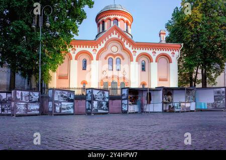 La Chiesa ortodossa di San Michele e San Costantino in stile neo-bizantino. Concetto di tendenza religiosa, culturale e di viaggio . Vilnius, Lituania Foto Stock