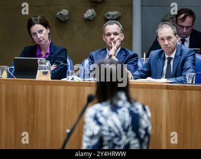 DEN HAAG - NSC'ers Judith Uitermark, Ministro degli interni e delle relazioni con il Regno, Caspar Veldkamp, Ministro degli affari Esteri, e Eddy van Hijum, Ministro degli affari sociali e dell'occupazione, osservano l'interdizione di Nicolien van Vroonhoven (NSC) nel primo giorno delle considerazioni politiche generali. ANP REMKO DE WAAL paesi bassi - uscita belgio Foto Stock