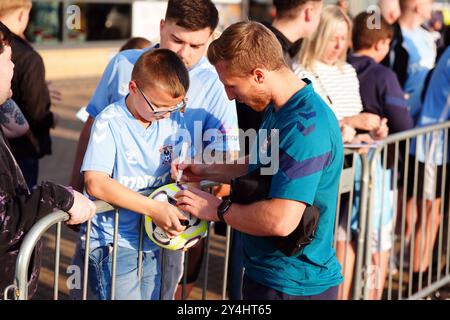 Jamie Allen del Coventry City firma autografi per i tifosi prima della Carabao Cup, partita del terzo turno alla Coventry Building Society Arena. Data foto: Mercoledì 18 settembre 2024. Foto Stock