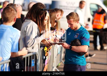 Jamie Allen del Coventry City firma autografi per i tifosi prima della Carabao Cup, partita del terzo turno alla Coventry Building Society Arena. Data foto: Mercoledì 18 settembre 2024. Foto Stock