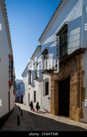 Passeggia per le strette stradine di Carmona, ammirando gli edifici imbiancati e l'architettura mediterranea. Foto Stock