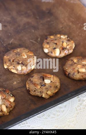 Impasto per biscotti. Con arachidi e cioccolato. Primo piano. Foto Stock