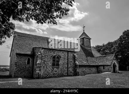 La Chiesa di San Tommaso Apostolo sulla riva del fiume Swale ad Harty sull'isola di Sheppey nella contea del Kent, regno unito. Grado II Foto Stock