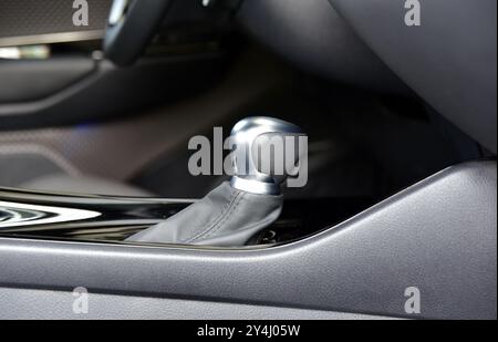 Leva del cambio automatico nell'autovettura Foto Stock