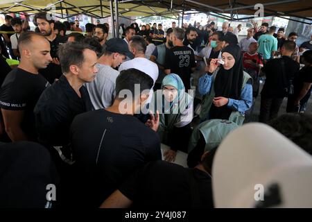 18 settembre 2024, Libano, Beirut: I sostenitori di Hezbollah si riuniscono per donare sangue a Beirut, sobborgo meridionale, per le migliaia di persone ferite nell'esplosione dei cercapersone elettronici. Migliaia di persone sono state ferite nel cyberattacco e 12 sono state uccise finora nell'ultimo bilancio annunciato dal ministero della salute. Hezbollah ha incolpato Israele per le esplosioni del 17 settembre e ha promesso ritorsioni. Molti dei suoi combattenti, così come rappresentanti di alto rango e membri della Radwan Force, un'unità d'élite all'interno del gruppo, si dice che siano tra le vittime. Foto: Marwan Naamani/dpa Foto Stock