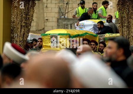 18 settembre 2024, Libano, Beirut: I sostenitori di Hezbollah trasportano le bare delle vittime uccise in un'esplosione di cercapersone elettronico, durante una processione funebre nel sobborgo meridionale di Beirut. Migliaia di persone sono state ferite nel cyberattacco e 12 sono state uccise finora nell'ultimo bilancio annunciato dal ministero della salute. Hezbollah ha incolpato Israele per le esplosioni del 17 settembre e ha promesso ritorsioni. Molti dei suoi combattenti, così come rappresentanti di alto rango e membri della Radwan Force, un'unità d'élite all'interno del gruppo, si dice che siano tra le vittime. Foto: Marwan Naamani/ Foto Stock