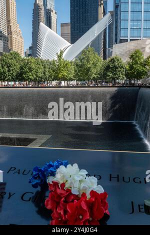 WTC Footprint Pool and Waterfalls "Reflecting Absence" presso il National September 11 Memorial, Lower Manhattan, New York City, USA 2024 Foto Stock