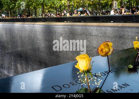 WTC Footprint Pool and Waterfalls "Reflecting Absence" presso il National September 11 Memorial, Lower Manhattan, New York City, USA 2024 Foto Stock