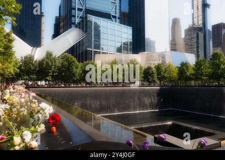 WTC Footprint Pool and Waterfalls "Reflecting Absence" presso il National September 11 Memorial, Lower Manhattan, New York City, USA 2024 Foto Stock