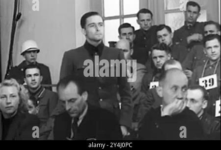 MASSACRO DI MALMEDY 17 dicembre 1944. Le Waffen-SS Obersturmbanfürer Joachim Peiper e i membri della sua unità durante il processo 16 maggio 1946 Foto Stock