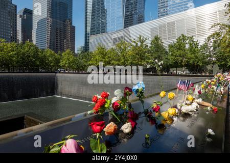 WTC Footprint Pool and Waterfalls "Reflecting Absence" presso il National September 11 Memorial, Lower Manhattan, New York City, USA 2024 Foto Stock