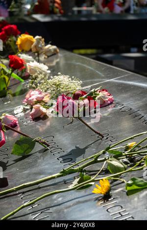 WTC Footprint Pool and Waterfalls "Reflecting Absence" presso il National September 11 Memorial, Lower Manhattan, New York City, USA 2024 Foto Stock