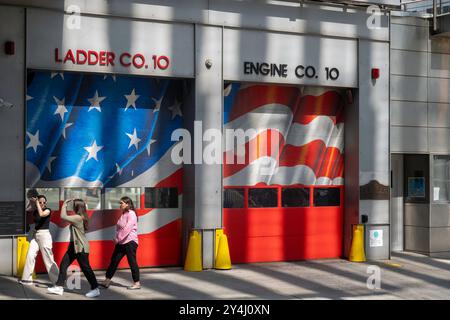 La caserma vicino al 911 Memorial ha una bandiera americana dipinta con colori vivaci sulle porte dei veicoli, 2022, New York City, USA Foto Stock