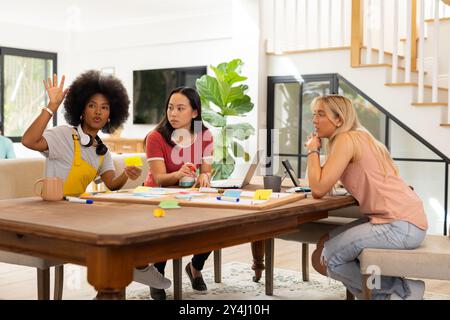 Collaborare al progetto, fare brainstorming di idee con appunti e notebook, avviare un'attività commerciale Foto Stock