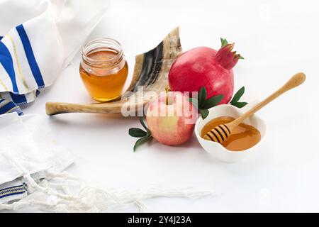 Simboli di Rosh Hashanah. Piatti tradizionali della Hashanah Rosh, tra cui melograno, mela, miele e shofar Foto Stock