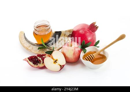 Simboli delle festività di Rosh Hashanah. Piatti tradizionali della Hashanah Rosh, tra cui melograno, mela, miele e shofar Foto Stock