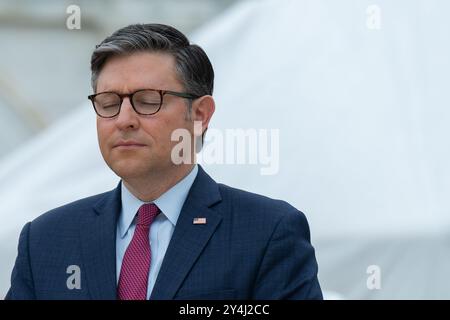 Washington, Stati Uniti. 18 settembre 2024. Il presidente della camera dei rappresentanti degli Stati Uniti Mike Johnson (Repubblicano della Louisiana) chiude gli occhi durante la preghiera alla prima cerimonia delle unghie per la 60a inaugurazione presidenziale nel 2025 presso il Campidoglio degli Stati Uniti a Washington, DC, mercoledì 18 settembre 2024. Foto di Annabelle Gordon/UPI credito: UPI/Alamy Live News Foto Stock