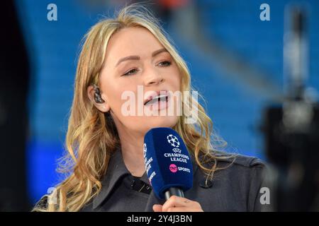 Manchester, Regno Unito. 18 settembre 2024. Laura Woods presentatrice di TNT Sports davanti alla partita del Manchester City FC contro Inter Milan UEFA Champions League turno 1 all'Etihad Stadium, Manchester, Inghilterra, Regno Unito il 18 settembre 2024 Credit: Every Second Media/Alamy Live News Foto Stock