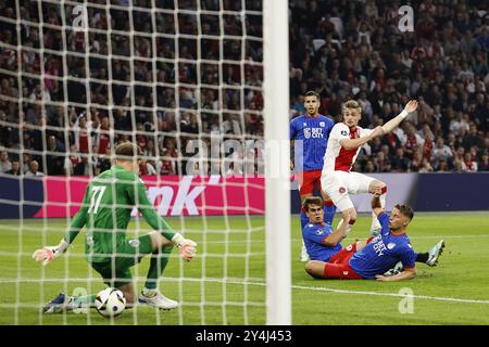 AMSTERDAM - (l-r) fortuna Sittard portiere Mattijs Branderhorst, Rodrigo Guth di fortuna Sittard, Kenneth Taylor di Ajax segna 1-0, Syb van Ottele di fortuna Sittard durante l'incontro Eredivisie olandese tra Ajax Amsterdam e fortuna Sittard alla Johan Cruijff Arena il 18 settembre 2024 ad Amsterdam, Paesi Bassi. ANP MAURICE VAN STEEN Foto Stock