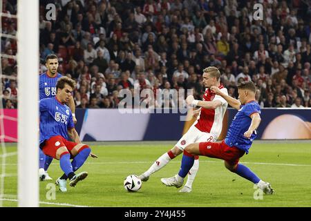 AMSTERDAM - (l-r) Rodrigo Guth di fortuna Sittard, Kenneth Taylor di Ajax segna 1-0, Syb van Ottele di fortuna Sittard durante l'incontro olandese Eredivisie tra Ajax Amsterdam e fortuna Sittard alla Johan Cruijff Arena il 18 settembre 2024 ad Amsterdam, Paesi Bassi. ANP MAURICE VAN STEEN Foto Stock