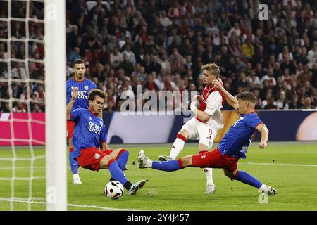 AMSTERDAM - (l-r) Rodrigo Guth di fortuna Sittard, Kenneth Taylor di Ajax segna 1-0, Syb van Ottele di fortuna Sittard durante l'incontro olandese Eredivisie tra Ajax Amsterdam e fortuna Sittard alla Johan Cruijff Arena il 18 settembre 2024 ad Amsterdam, Paesi Bassi. ANP MAURICE VAN STEEN Foto Stock