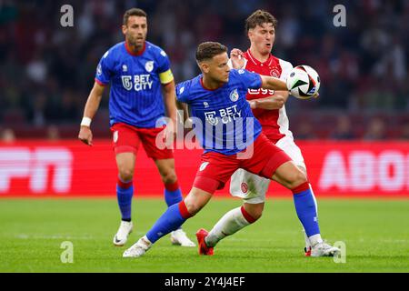 Amsterdam, Paesi Bassi. 18 settembre 2024. AMSTERDAM, 18-09-2024, JohanCruijff Arena, calcio, Eredivisie, stagione 2024/2025, durante la partita Ajax - fortuna Sittard, (L-R) fortuna Sittard giocatore Syb van Ottele, Ajax giocatore Mika Godts credito: Pro Shots/Alamy Live News Foto Stock