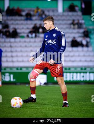 Ferrol, Spagna. 7 dicembre 2022. 1 RFEF League Racing Club Ferrol vs Linares. Il giocatore Fermín López si riscalda in Uno stadio malata. Foto Stock