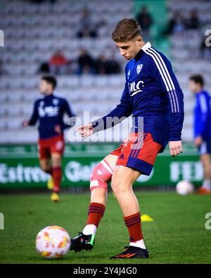 Ferrol, Spagna. 7 dicembre 2022. 1 RFEF League Racing Club Ferrol vs Linares. Il giocatore Fermín López si riscalda in Uno stadio malata. Foto Stock