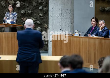 DEN HAAG - Nicolien van Vroonhoven (NSC) in discussione con Frans Timmermans (GroenLinks-PvdA) con i membri della NSC in box K Judith Uitermark, Ministro degli interni e delle relazioni con il Regno, e Caspar Veldkamp, Ministro degli affari esteri, il primo giorno delle consultazioni politiche generali. ANP REMKO DE WAAL paesi bassi - uscita belgio Foto Stock