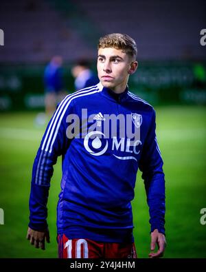 Ferrol, Spagna. 7 dicembre 2022. 1 RFEF League Racing Club Ferrol vs Linares. Il giocatore Fermín López si riscalda in Uno stadio malata. Foto Stock