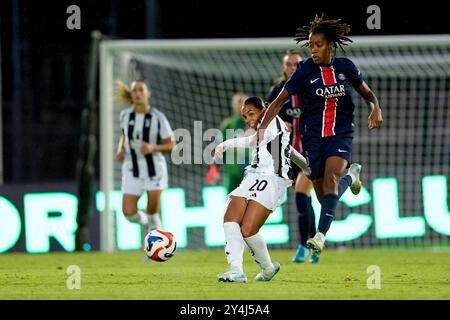 Biella, Italia. 18 agosto 2024. Juventus Women Estelle Cascarino combatte per il ballo con le donne Paris Saint-Germain Jennifer Echegini durante la partita di calcio UEFA Women's Champions League tra Juventus Women e Paris Saint Germain Football Club allo Stadio Comunale Vittorio Pozzo la Marmora di biella, Italia nord-occidentale - 1/8 - 18 settembre 2024. Sport - calcio. (Foto di Fabio Ferrari/LaPresse) credito: LaPresse/Alamy Live News Foto Stock