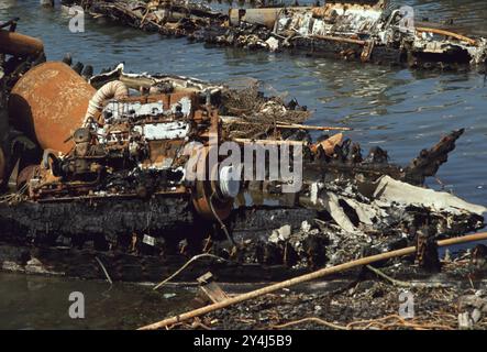Prima guerra del Golfo: 8 marzo 1991 bruciato dall'esercito iracheno in fuga, la flotta di dhow distrutta del Kuwait raddoppia il vecchio porto delle navi a Kuwait City. Le barche da pesca in legno sono il simbolo nazionale del Kuwait. Foto Stock