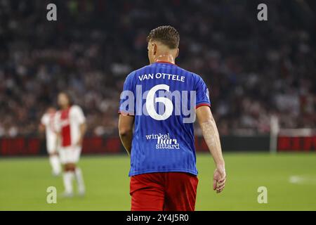 AMSTERDAM - Syb van Ottele della fortuna Sittard con una maglia speciale in ricordo di Fernando Ricksen durante l'incontro Eredivisie olandese tra Ajax Amsterdam e fortuna Sittard alla Johan Cruijff Arena il 18 settembre 2024 ad Amsterdam, Paesi Bassi. ANP MAURICE VAN STEEN Foto Stock