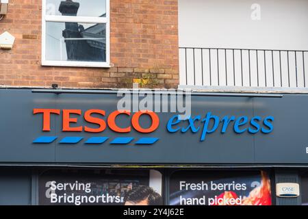 Bridgnorth, Shropshire, Inghilterra – 18 settembre 2024: Segnaletica esterna del negozio Tesco Express nel Regno Unito, un negozio di alimentari locale Foto Stock