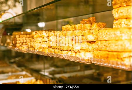 Dessert tradizionali mediorientali impilati in un banco di panetteria, dolci, pasticcini, pasticceria, piatti culturali, concetto di fotografia gastronomica Foto Stock