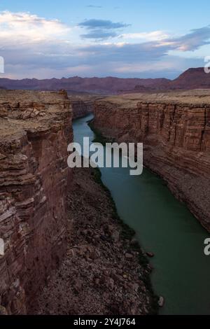Fiume Colorado visto dallo storico ponte Navajo sulla strada per la foresta nazionale di Kaibab. Foto Stock