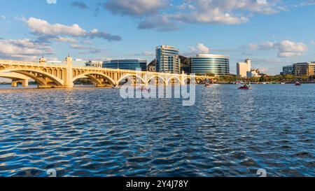Pomeriggio al lago Tempe Town con vista sul ponte Mill Avenue a Tempe, Arizona. Foto Stock