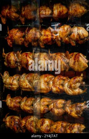 Forno a rosticceria commerciale con pollo in vendita in Brasile Foto Stock