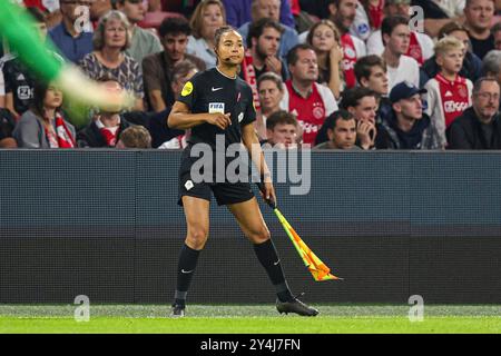 Amsterdam, Paesi Bassi. 18 settembre 2024. AMSTERDAM, PAESI BASSI - 18 SETTEMBRE: L'assistente arbitro Franca Overtoom guarda in alto durante l'incontro olandese Eredivisie tra AFC Ajax e fortuna Sittard alla Johan Cruijff Arena il 18 settembre 2024 ad Amsterdam, Paesi Bassi. (Foto di Peter Lous/Orange Pictures) credito: dpa/Alamy Live News Foto Stock