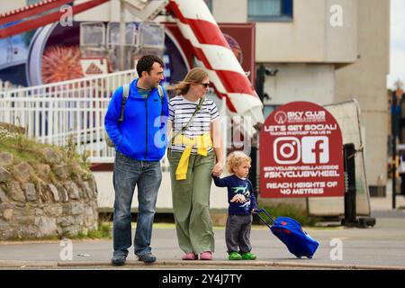 La famiglia di scarpe da coccodrillo in vacanza a Weston Super Mare. Foto Stock