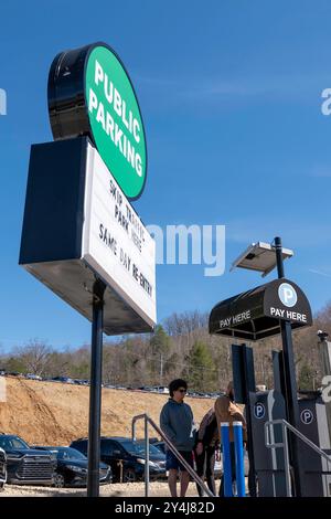 GATLINBURG, Tennessee - 12 marzo 2024: Persone che pagano per parcheggiare la propria auto in un parcheggio pubblico utilizzando un sistema senza contanti. Foto Stock