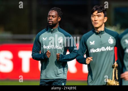 Rotterdam, Paesi Bassi. 18 settembre 2024. Rotterdam - Jordan Lotomba del Feyenoord durante l'allenamento del Feyenoord in preparazione del duello di Champions League contro il Bayer 04 Leverkussen al Trainingscomplex 1908 il 18 settembre 2024 a Rotterdam, Paesi Bassi. Credito: Foto Box to Box/Alamy Live News Foto Stock